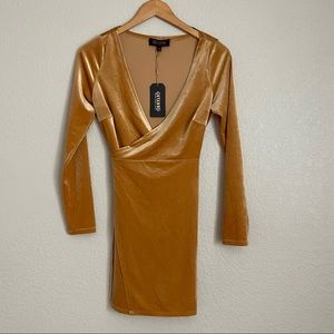 NWT Shyanne Velvet Gold Wrap Dress Sz XS